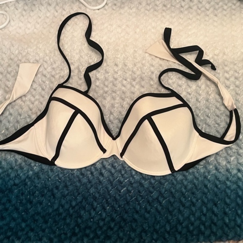 Xhilaration Bikini Top, size D/DD black and white.


Super cute, halter tie